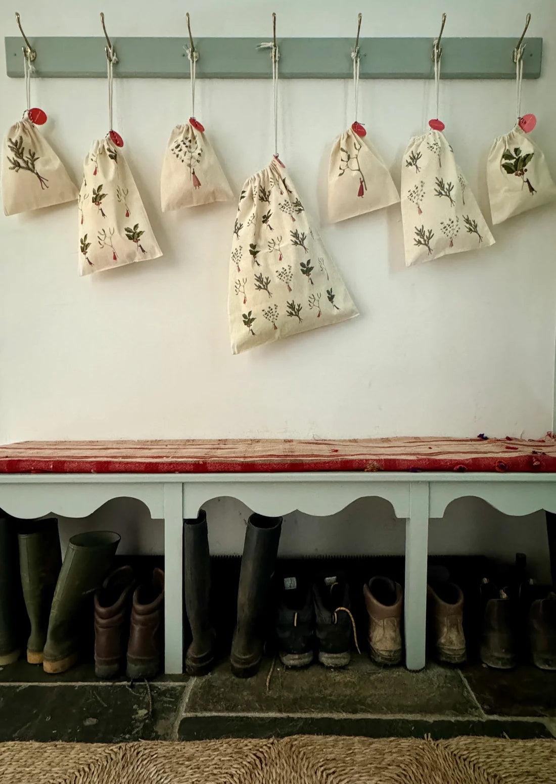 Laura Stoddart Holly & Mistletoe Drawstring Gift Bag – Medium