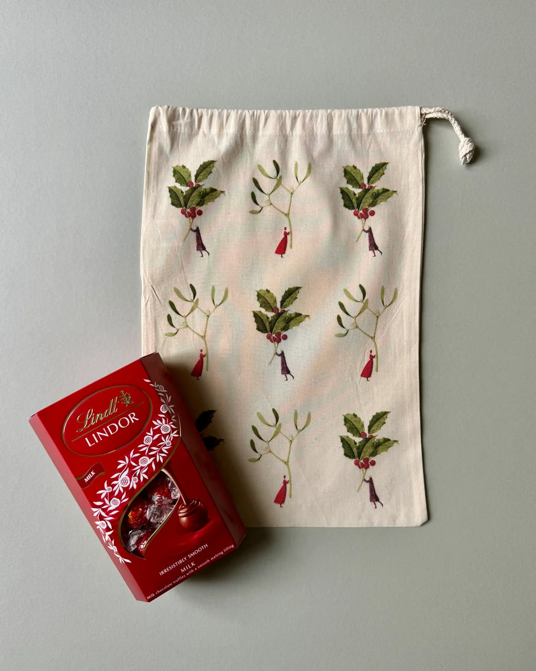 Laura Stoddart Holly & Mistletoe Drawstring Gift Bag – Medium