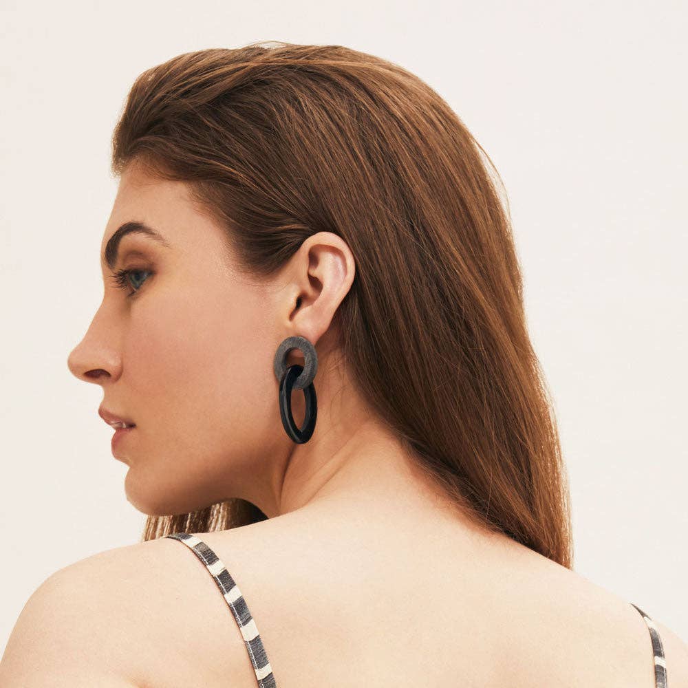 Small oval buffalo horn link earring –  Black-Natural
