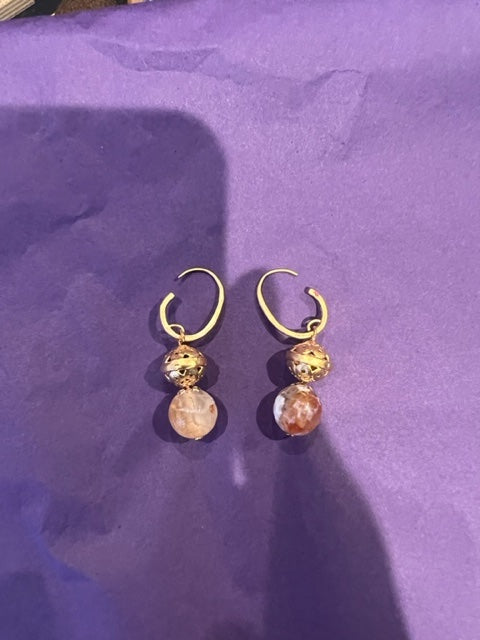 Pink agate and gold earring