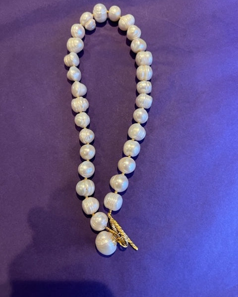 Freshwater pearl necklace - leaf clasp