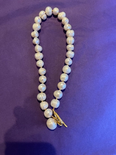 Freshwater pearl necklace - leaf clasp