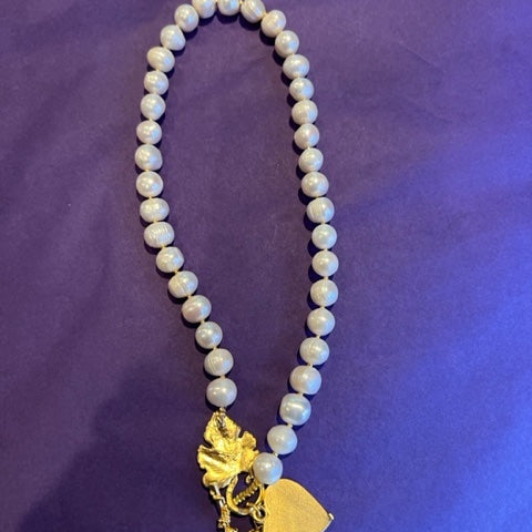 Freshwater pearl necklace - heart clasp in gold