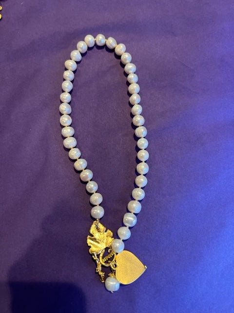 Freshwater pearl necklace - heart clasp in gold