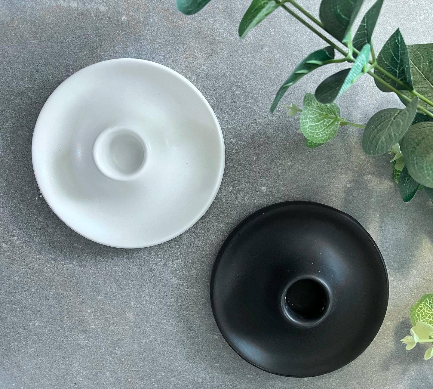 Round candle holder grey