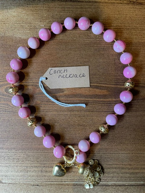 Pinch conch and gold necklace