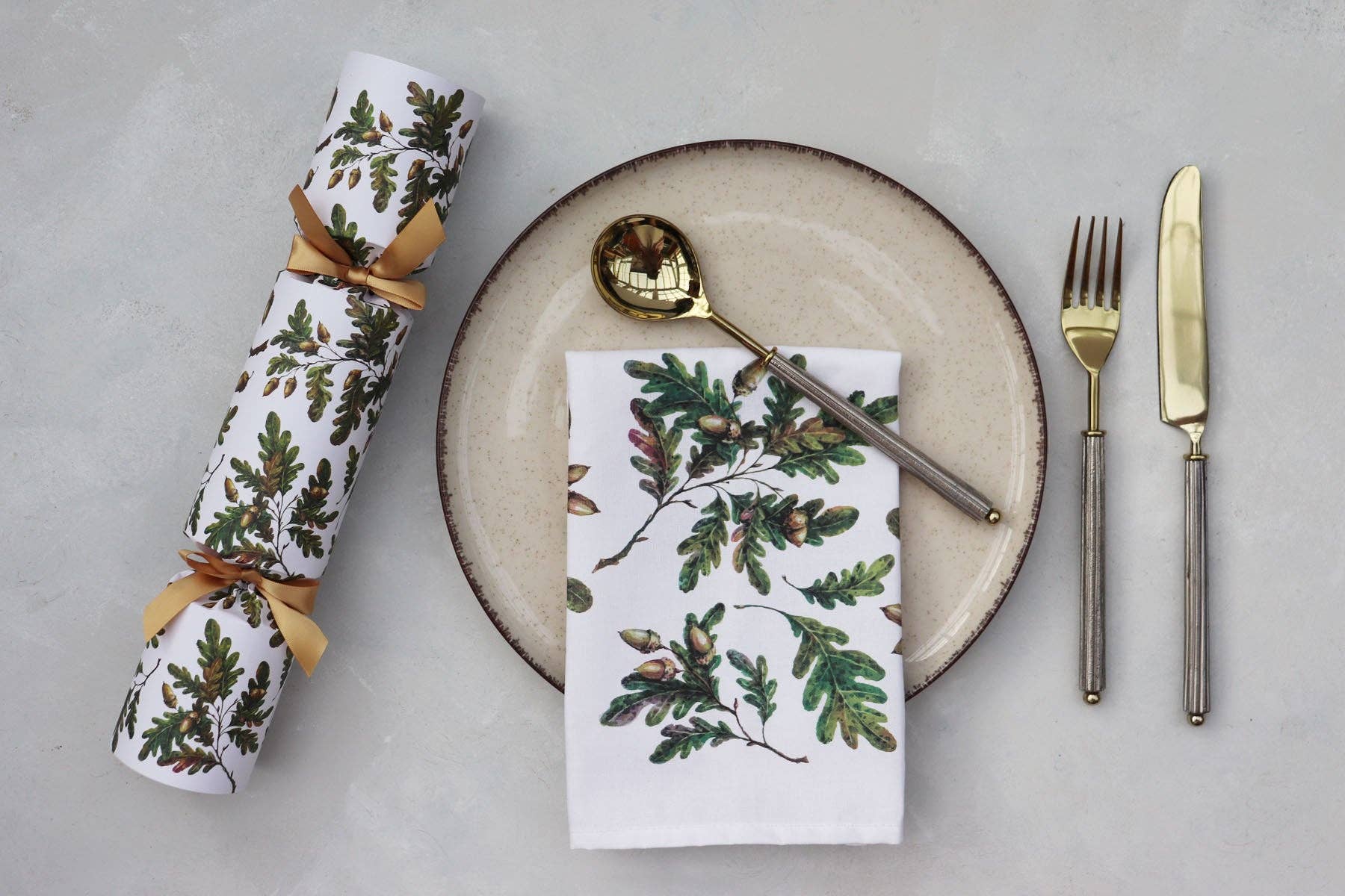 OAK LEAVES & ACORNS LUXURY CHRISTMAS CRACKERS