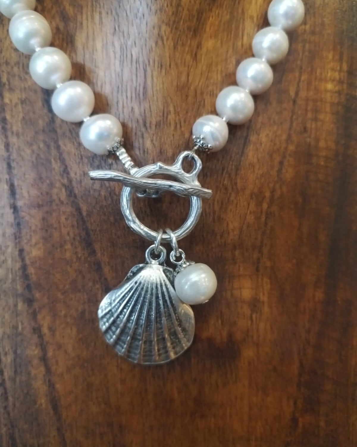 Freshwater pearl necklace with silver shell charm