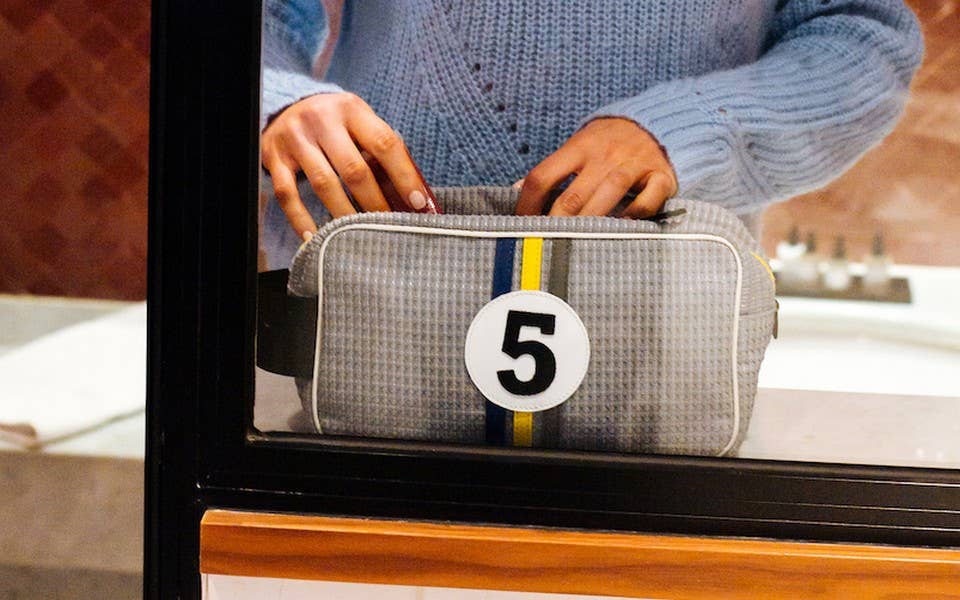 5 Eco responsible toiletry bag for man in light grey canvas