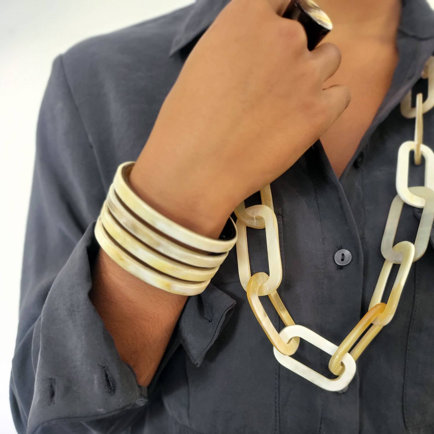 White long Link horn necklace