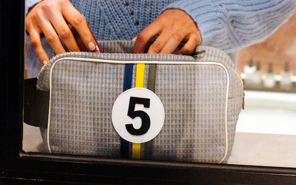 5 Eco responsible toiletry bag for man in light grey canvas