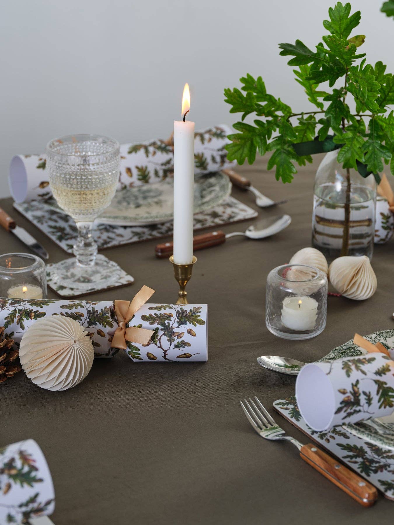 OAK LEAVES & ACORNS LUXURY CHRISTMAS CRACKERS