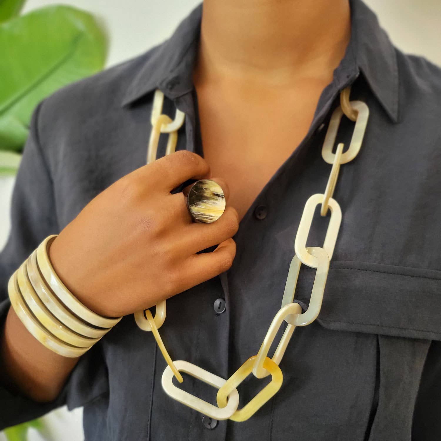 White long Link horn necklace