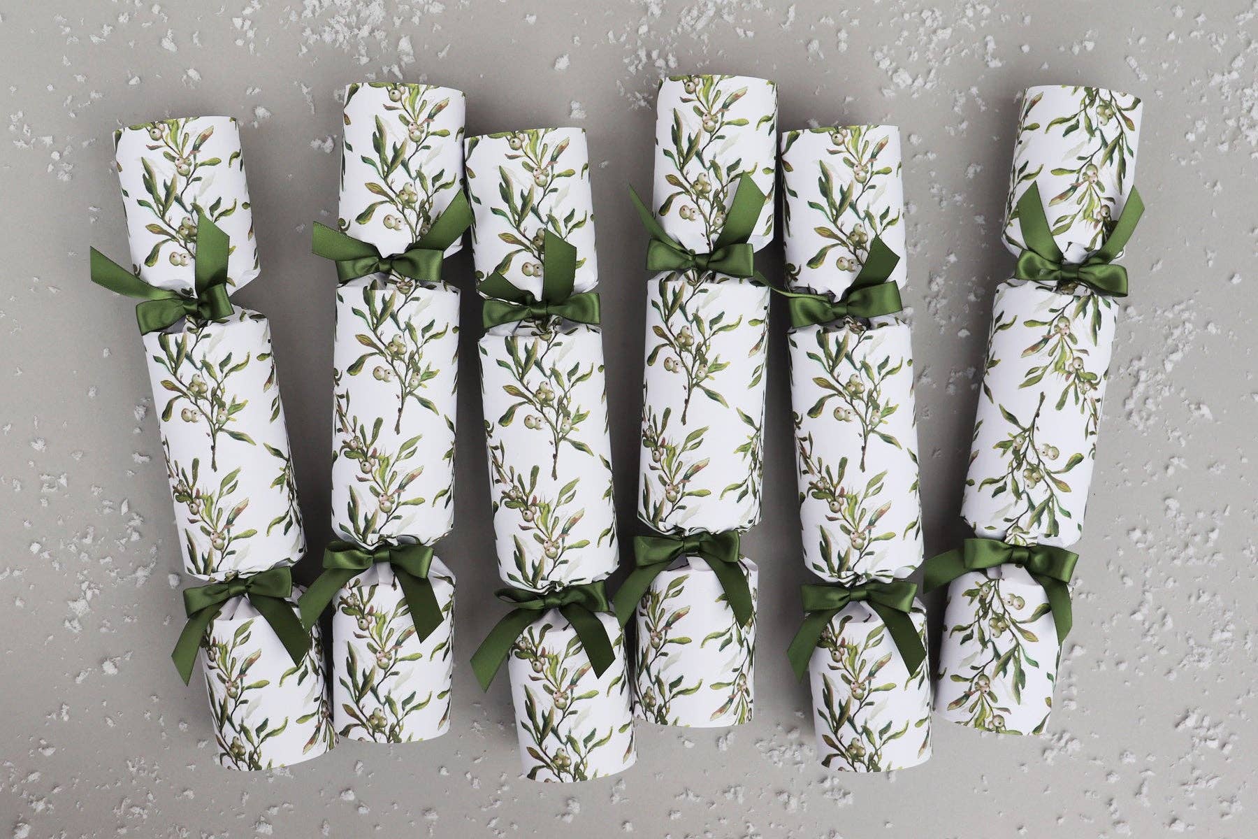 MISTLETOE LUXURY CHRISTMAS CRACKERS