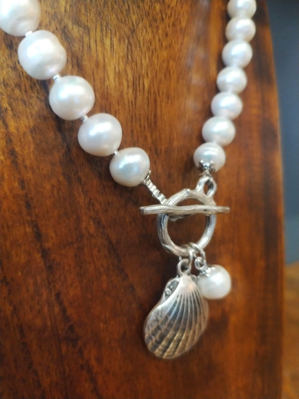 Freshwater pearl necklace with silver shell charm
