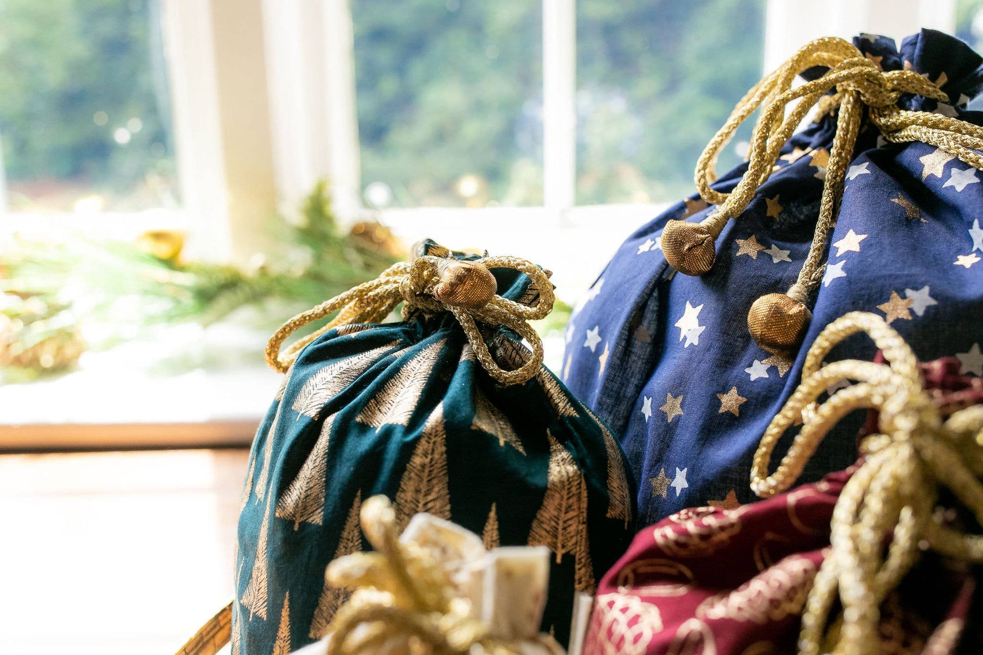 Medium Fabric Gift Bags Drawstring- : Medium - H23cm x W19cm, Scarlet Woodland